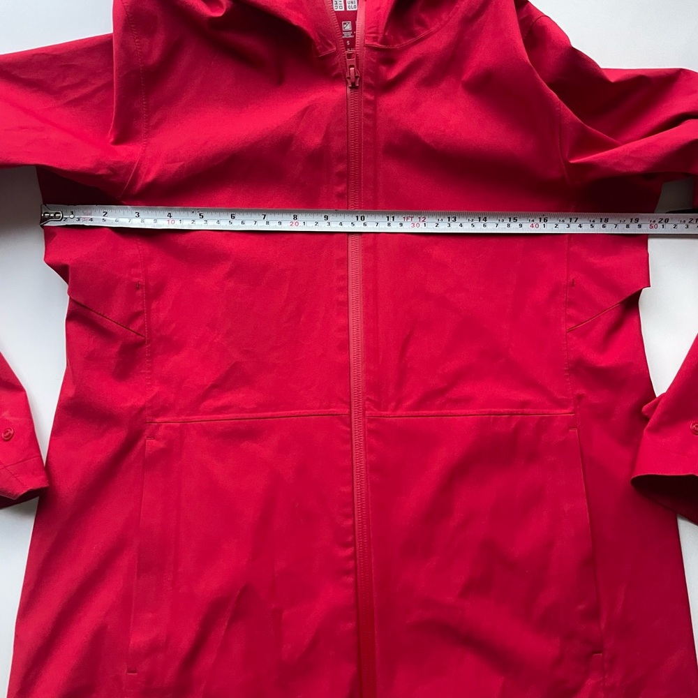 Uniqlo Windproof Water-Repellent
Hooded Jacket Red Hooded Jacket - Picture 3 of 5